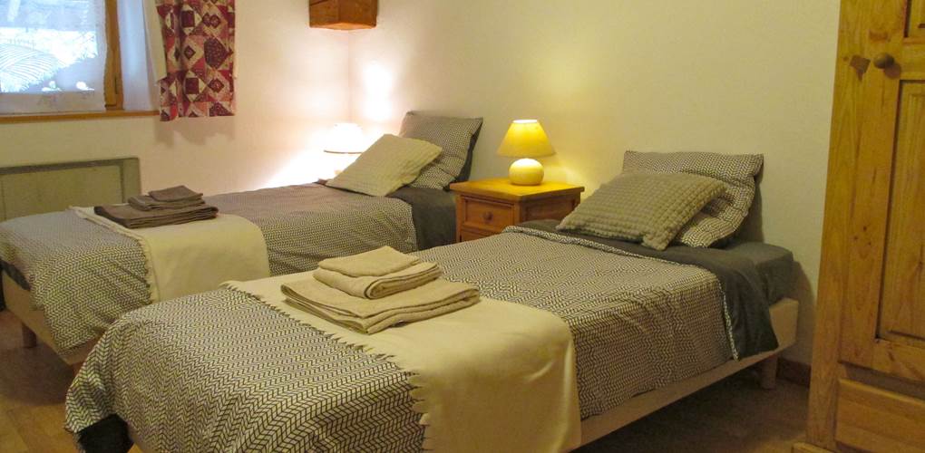 Coin 2 lits de 1 personne dans la grande chambre