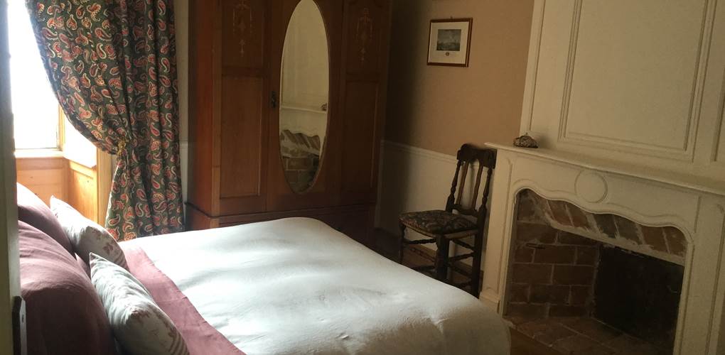 Chambre cosy de 16m2 donnant sur le côté de la maison