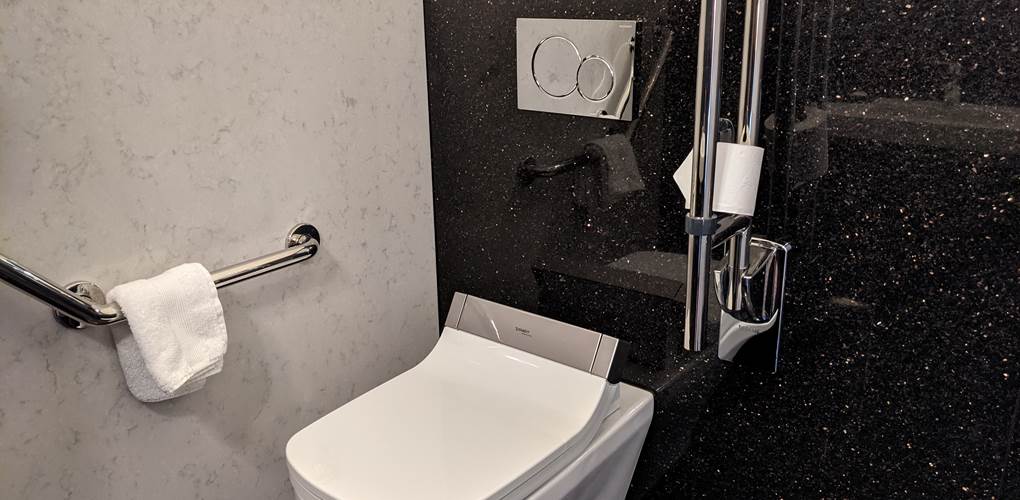 WC séparé ( étudié PMR ) en marbre avec  WC lavant