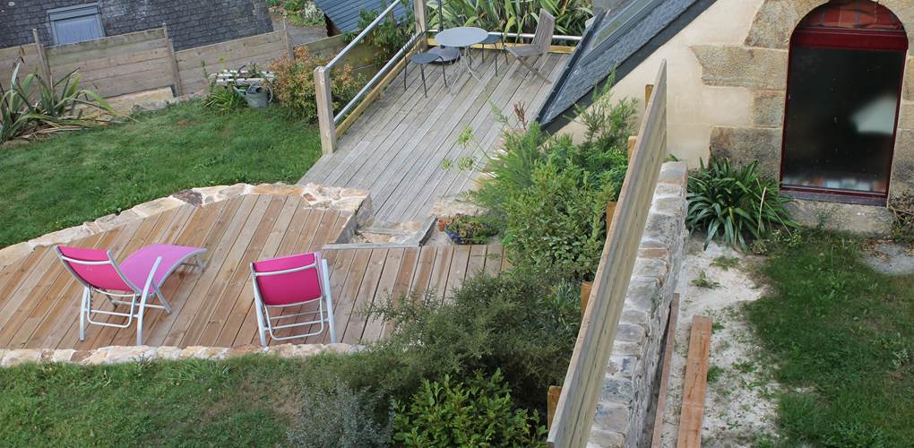 Le jardin dispose de deux terrasse à niveaux différents et protégés par des claustras... Vous êtes vraiment chez vous