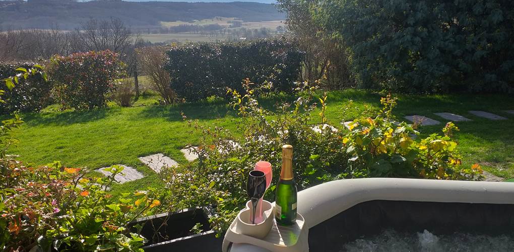 Champagne au spa face aux Pyrénées