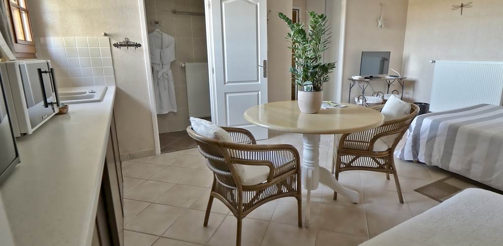 Coin repas Chambre double Junior Le pas de l' Âne Saint Ondras