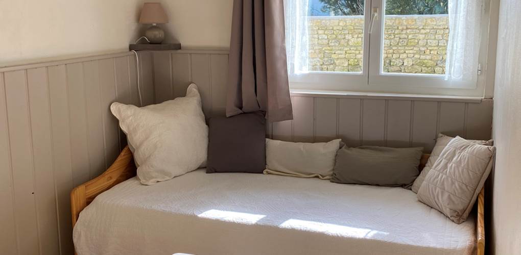 Pièce salon et chambre vue du lit gigogne (2 lits de 90cm) servant également de canapé