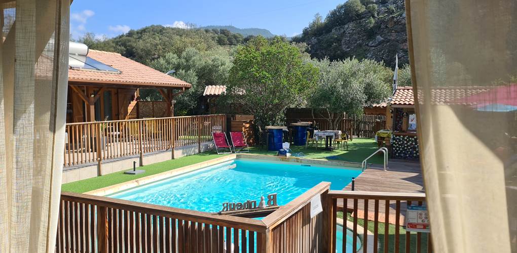 Vue piscine et vue montagne depuis l'appartement