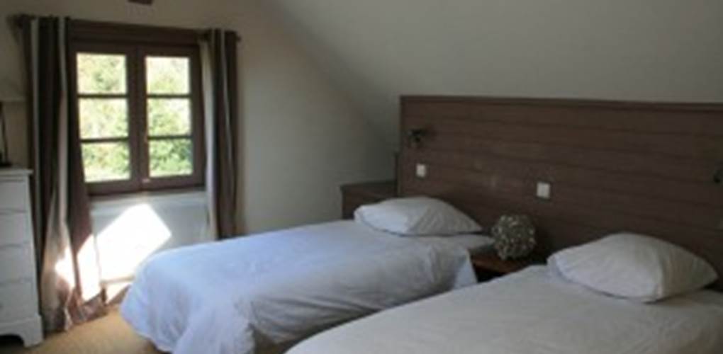 La chambre à l'étage avec ses lits jumeaux