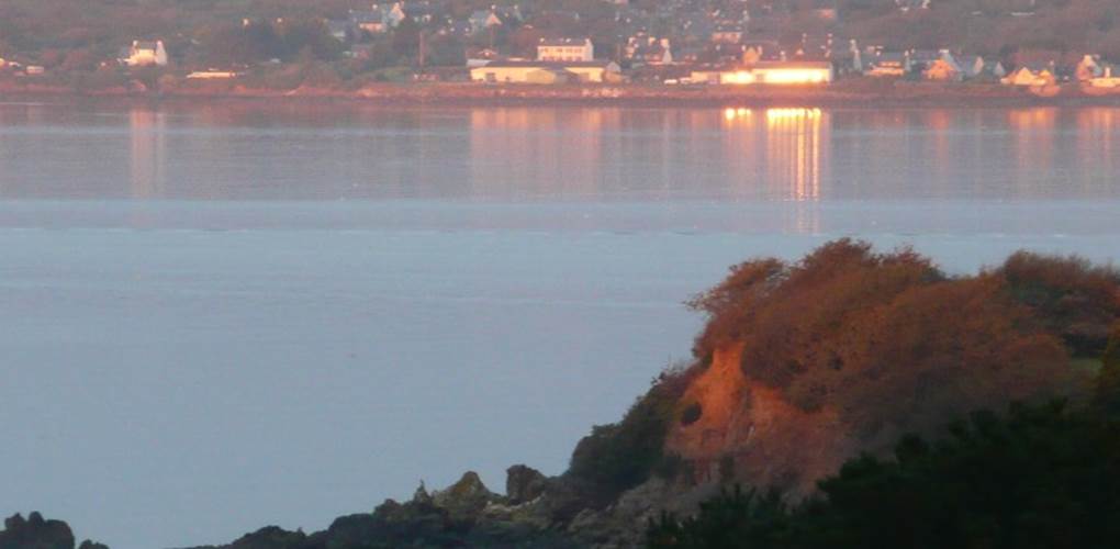 Gouelet-ker, les eaux calme de la pointe chateau soleil levant