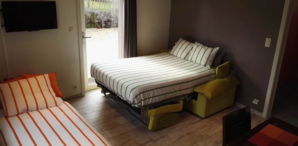 Chambre lits doubles et lit simple au rez-de-chaussée