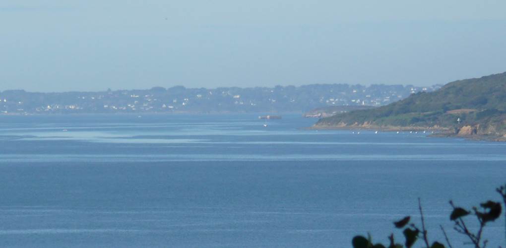 gîte de gouelet-ker, dans la brume d'une chaude journée : la presqu'ile de Crozon