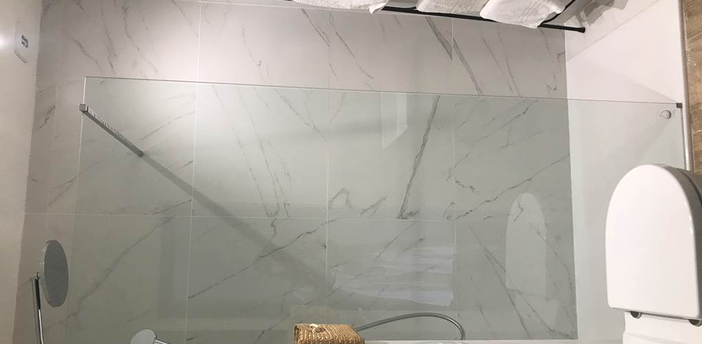 douche a l'italienne et toilettes