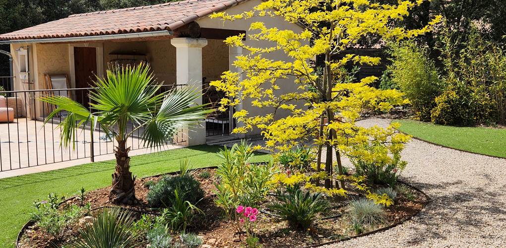 24 pool house et ilot de fleurs