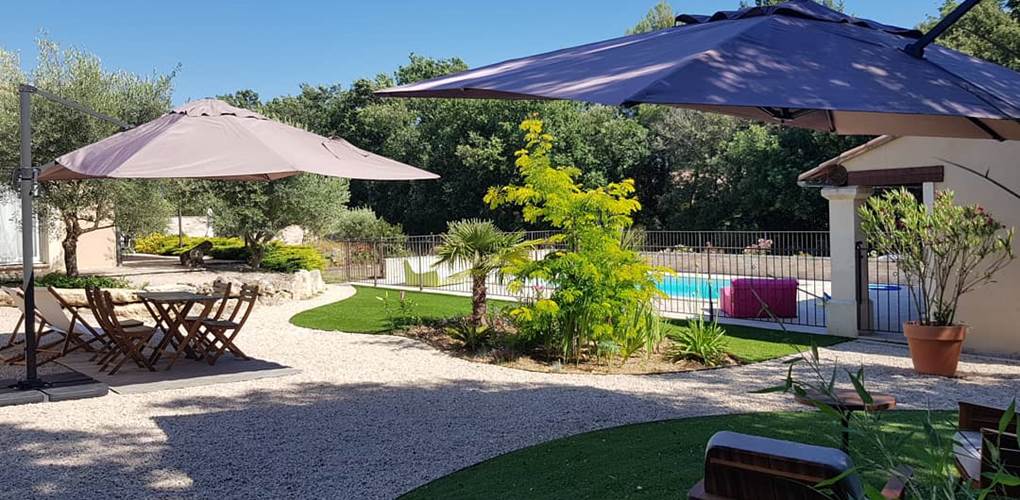 Terrasse du gîte Rires de Provence et espace détente près du terrain de pétanque