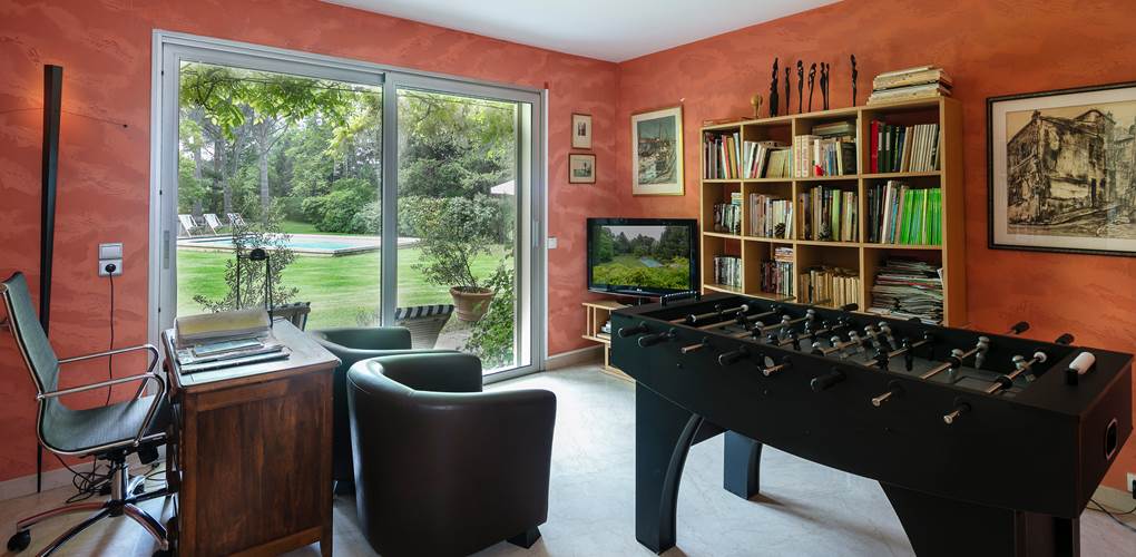 Le Bureau avec son Baby-Foot, Terrasse sous Tonnelle