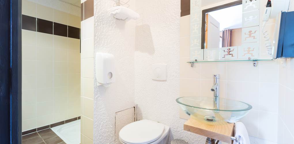 Salle de bain Confort Logis Hotel Relais de Vellinus Beaulieu-sur-Dordogne