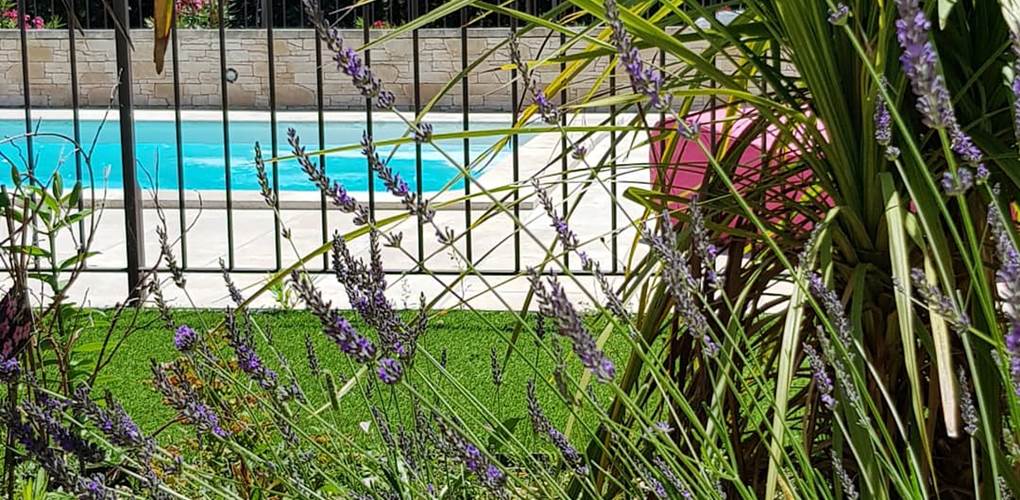 Vue piscine depuis le jardin méditerraneo-provençal du gîte Rires de Provence