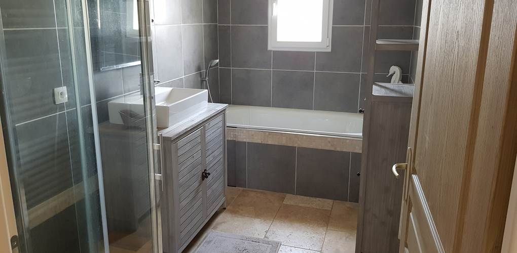 Salle de bains avec baignoire gite Provence Luberon Lub'heureux