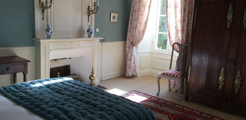 chambre "bleue", avec 2 fenêtres, vue sur le parc et les séquoias