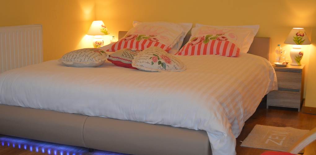 Chambre Rose Garden et son lit queen size avec led.