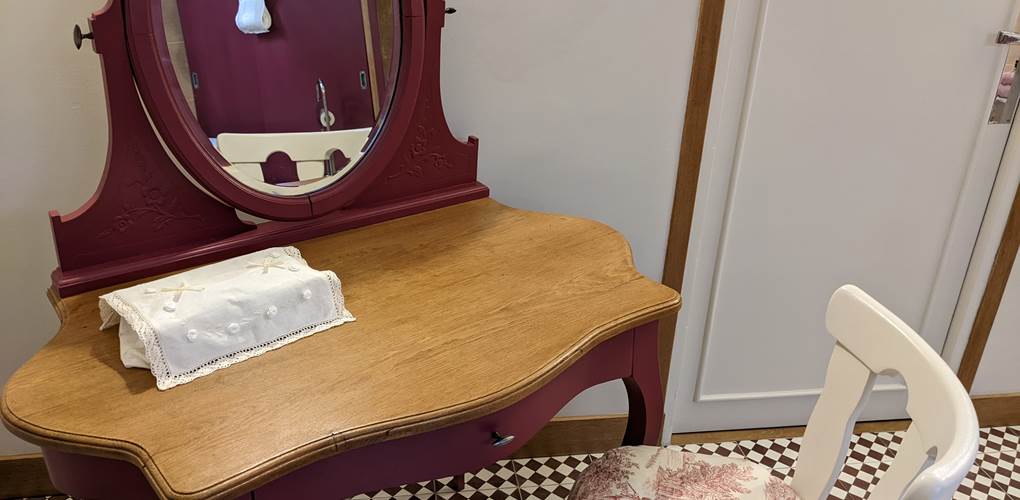Coiffeuse dans salle de bain