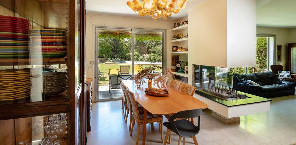 Salle à manger 12 personnes. Vue parc