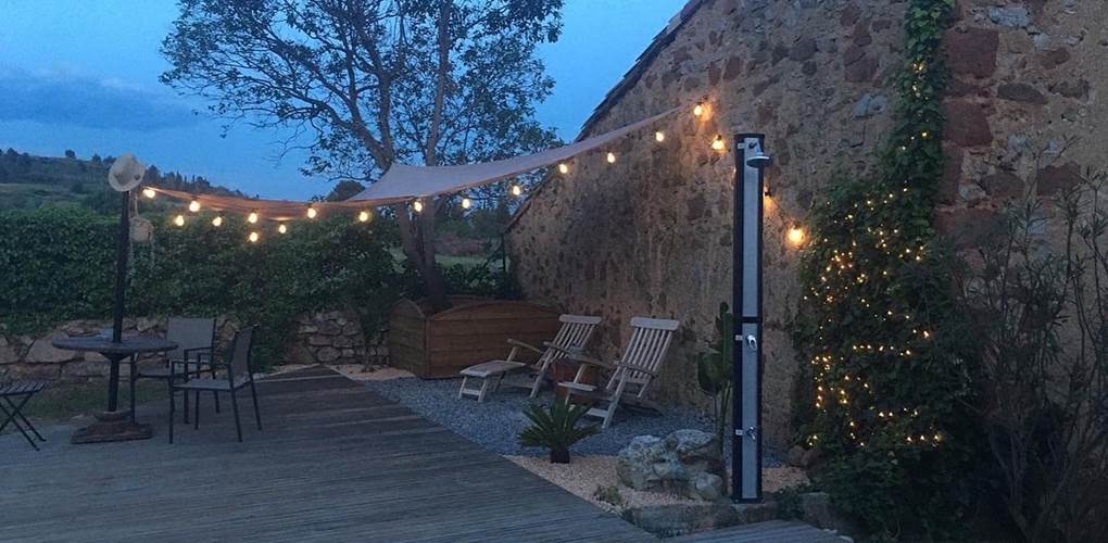 l'espace piscine a la tombée de la nuit
