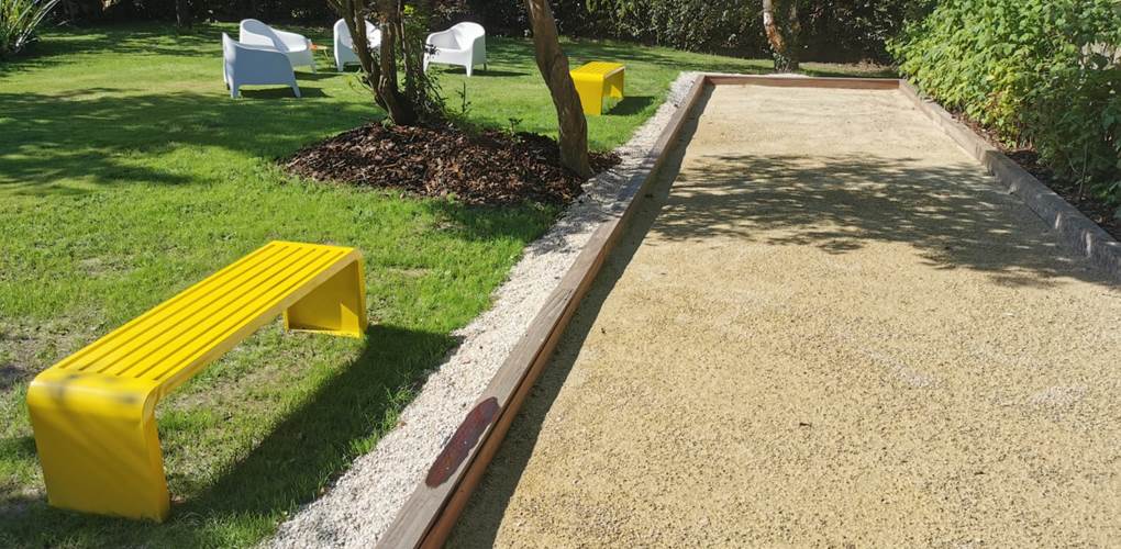 piste de pétanque avec bancs de courtoisies