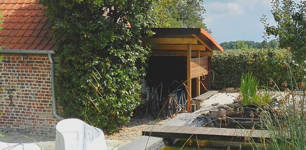 kot de vélos et détente à étang