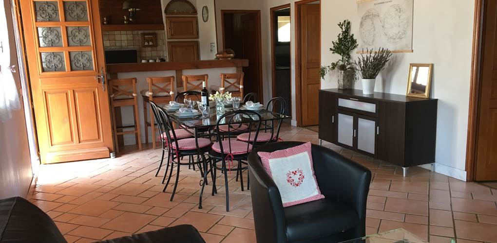 Vue du salon sur la salle-à-manger et cuisine