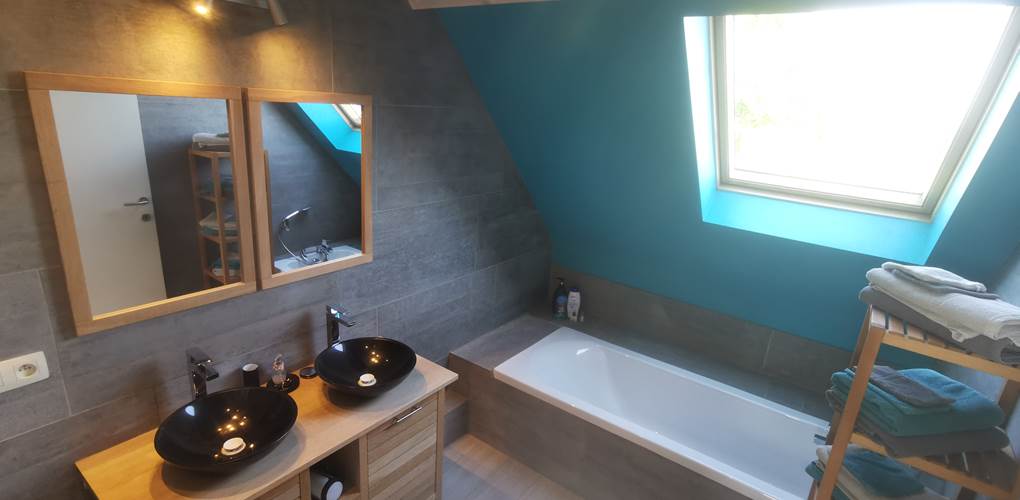 Salle de bain avec grande baignoire