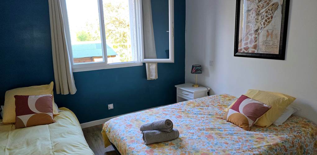 Une chambre avec un grand lit en 140cm et un lit simple en 90cm