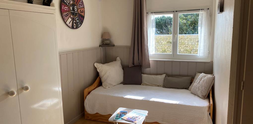 Pièce salon et chambre vue du lit gigogne (2 lits de 90cm) servant également de canapé