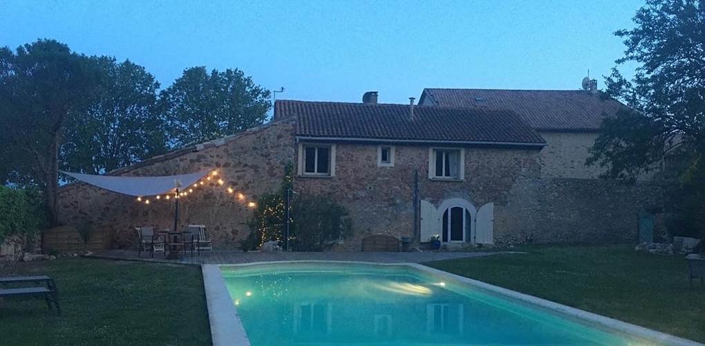 La piscine et le gite depuis le jardin