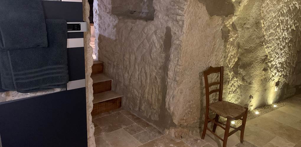 salle-de-bain-troglodyte-gite-jacuzzi-couple-chinon-touraine