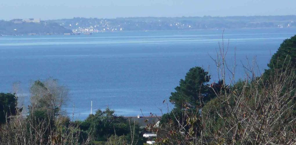 Au fond à gauche, l'île longue et sa base de sous marins