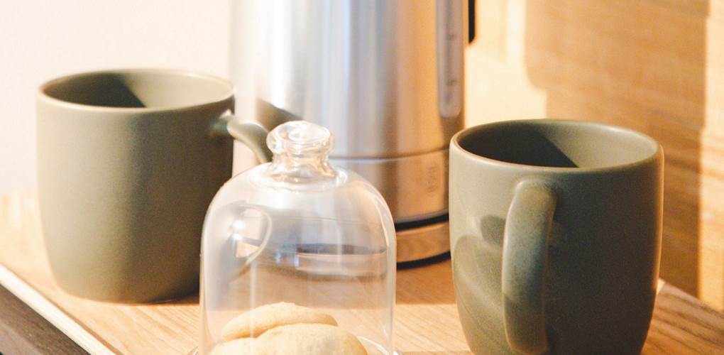 Installez-vous confortablement dans votre chambre et profitez d'un moment de détente grâce à notre plateau de courtoisie garni de thé, de café et de biscuits.