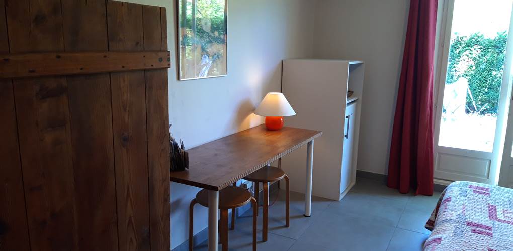 Chambre rouge vue jardin