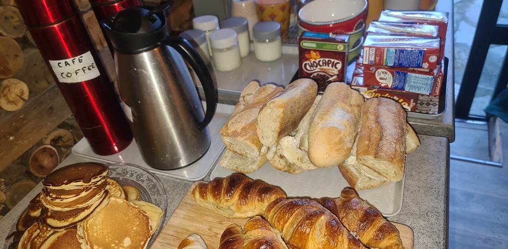 un groupe de motards au petit déjeuner