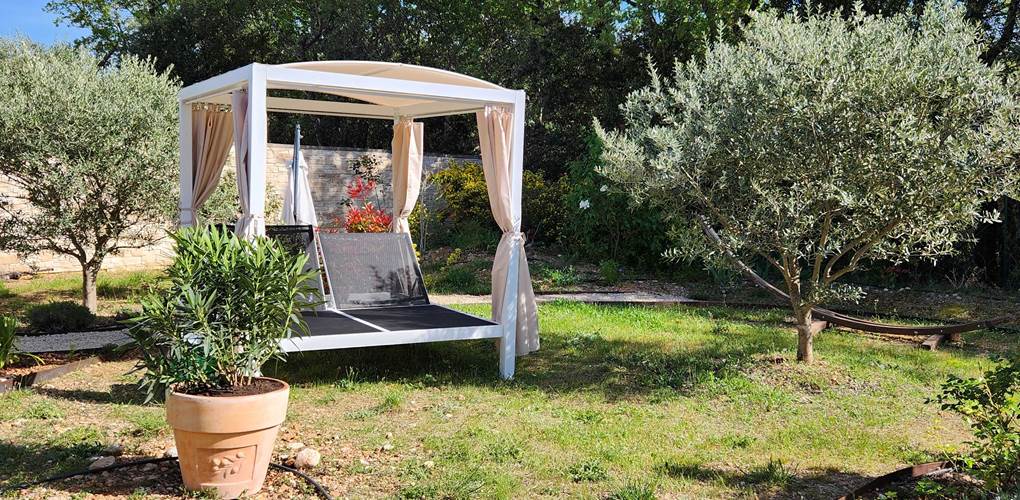 24 lit balinais et verdure