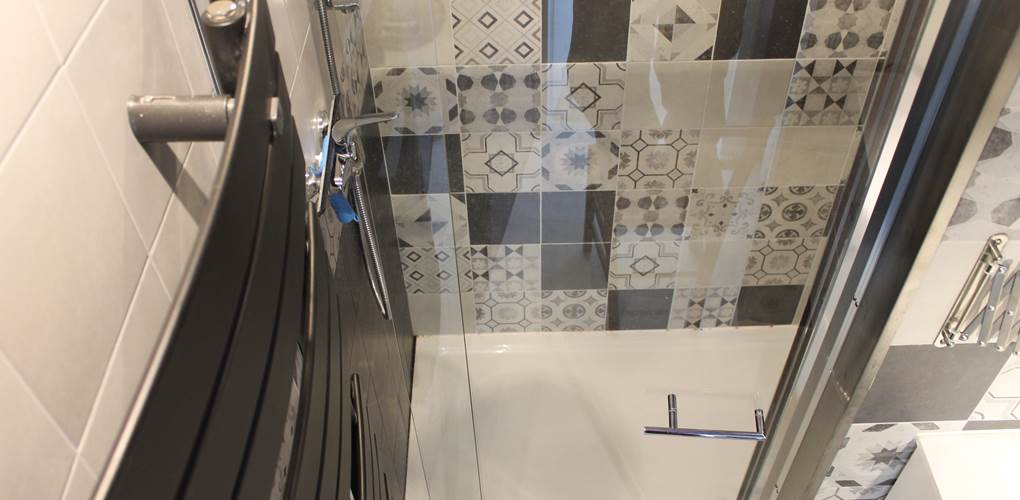 salle d'eau chambres et gîtes de gouelet-ker, douche à l'italienne et sèche-serviette