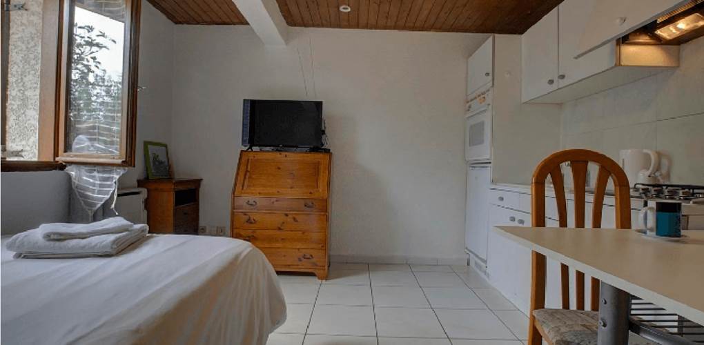 limpératrice_studio_meublé_salon_impératrice_josefine__ornex_gite_geneve_josefine_et_voltaire_hotel_pas_cher_frontaliers_frontière_suisse_jura_gîte_ornex_ferney_voltaire