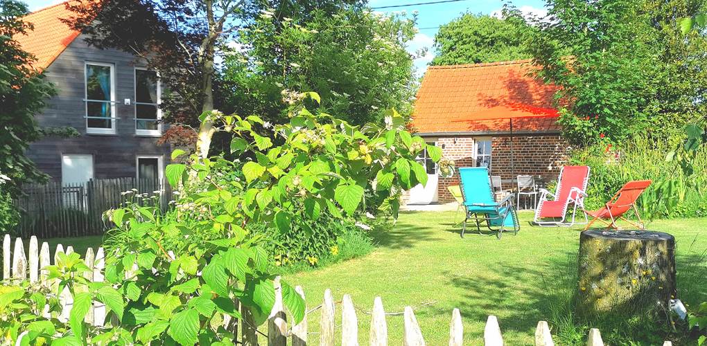 Grand jardin spacieux avec étang