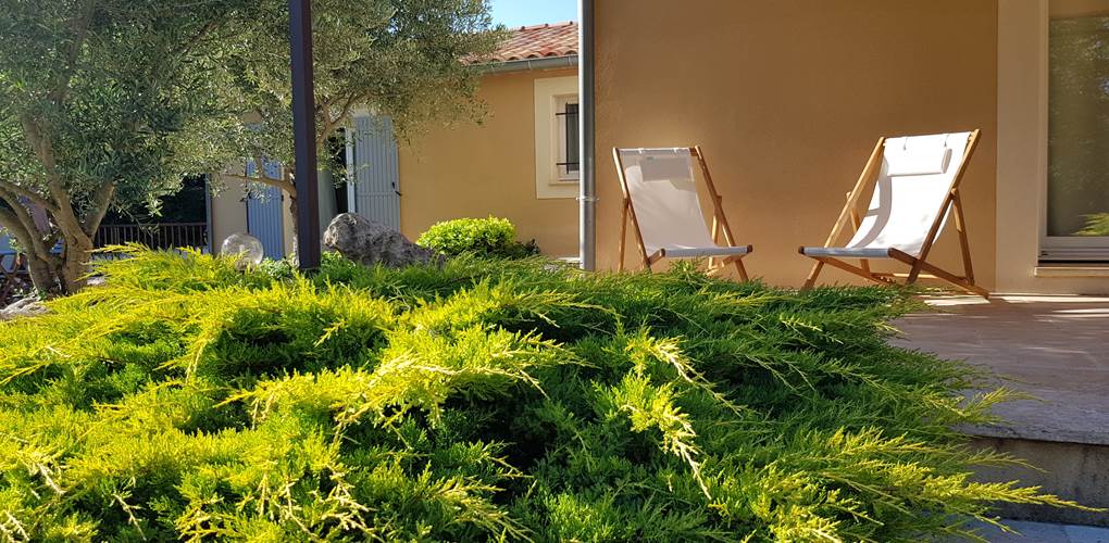 Chaises longues sur la terrasse du gîte Moments merveilleux en Provence