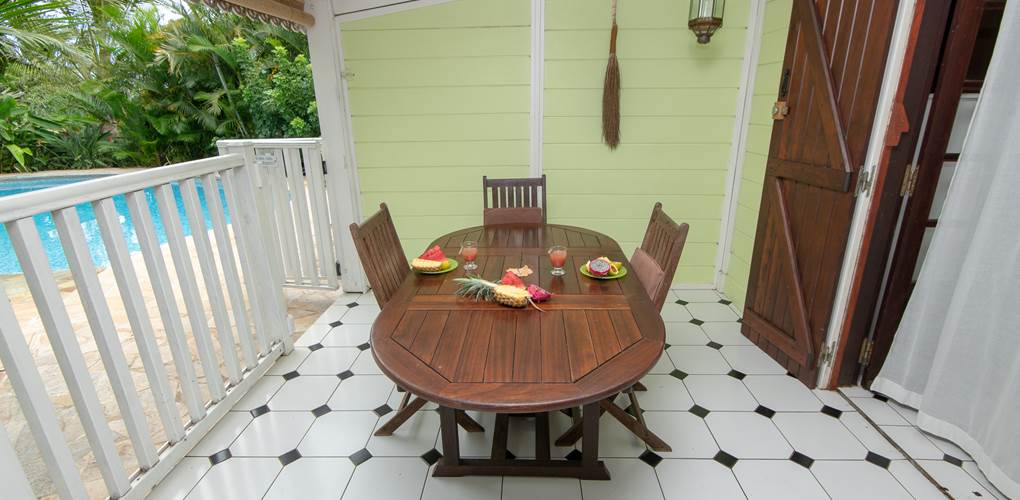 TERRASSE DONNANT SUR LA PISCINE