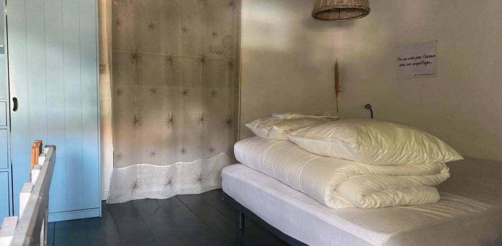 Chambre en duplex avec 1 lit de 140cm et salle d'eau