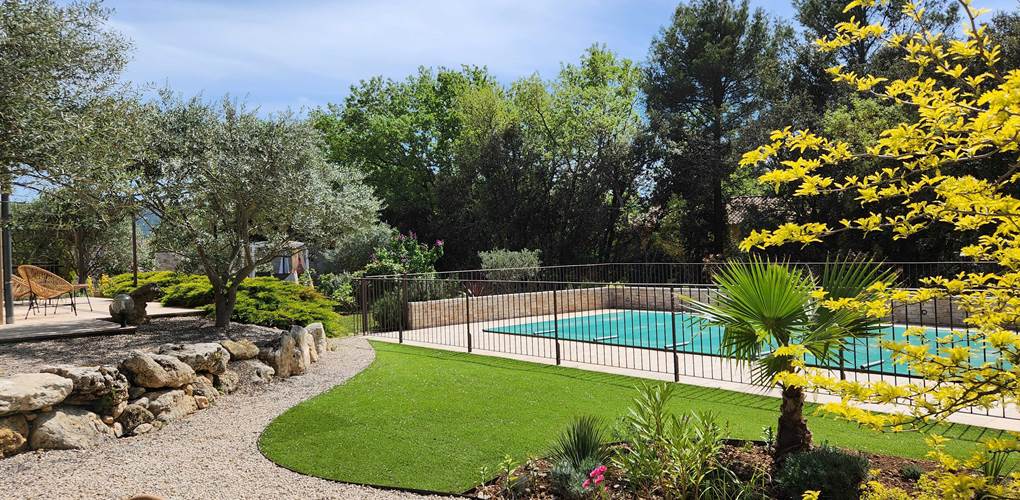 24 terrasse rires de provence au printemps