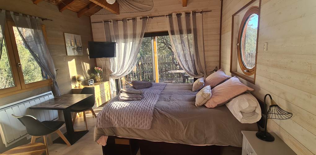 Un grand lit confortable