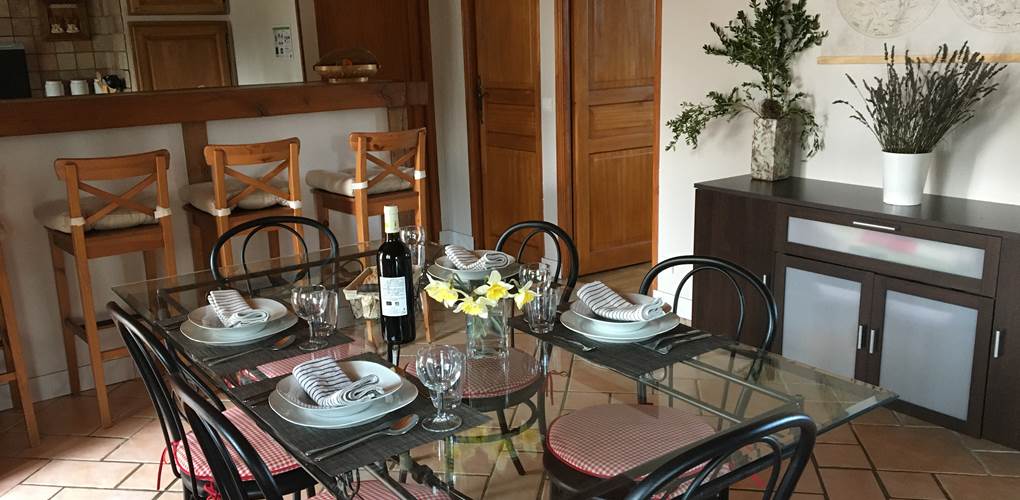 Vue de la salle-à-manger sur la cuisine
