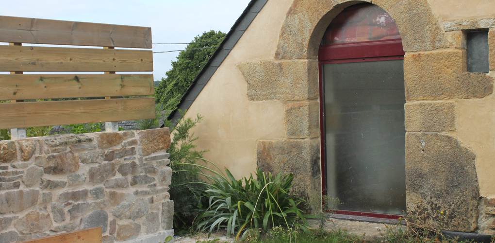 Porte en pierre de Logonna, typique et datant du début du 16 ème siècle