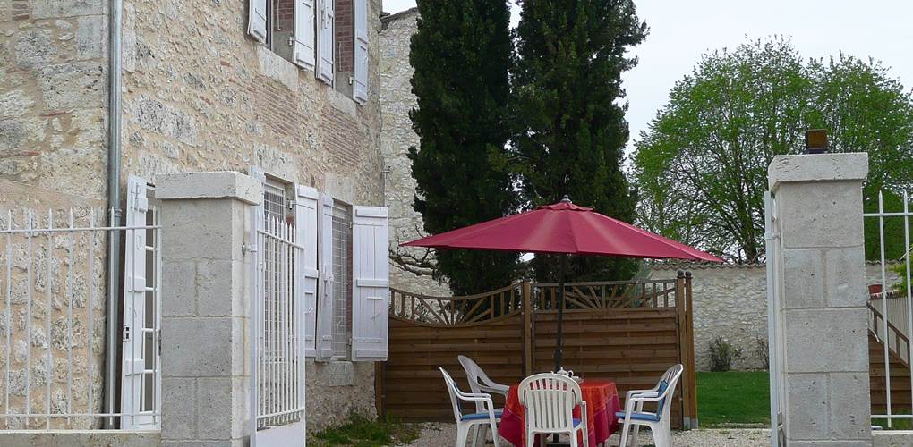 Saint Roch Tournecoupe gîte et chambres d'hôtes terrasse privée du gîte