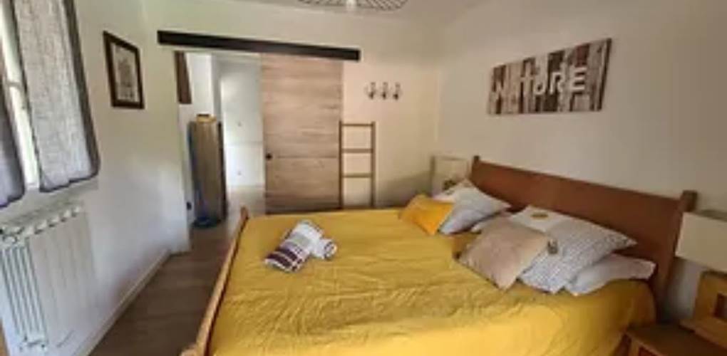 La 1ere chambre avec un grand lit en 160cm