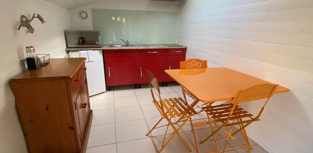 Pièce avec cuisine et coin repas